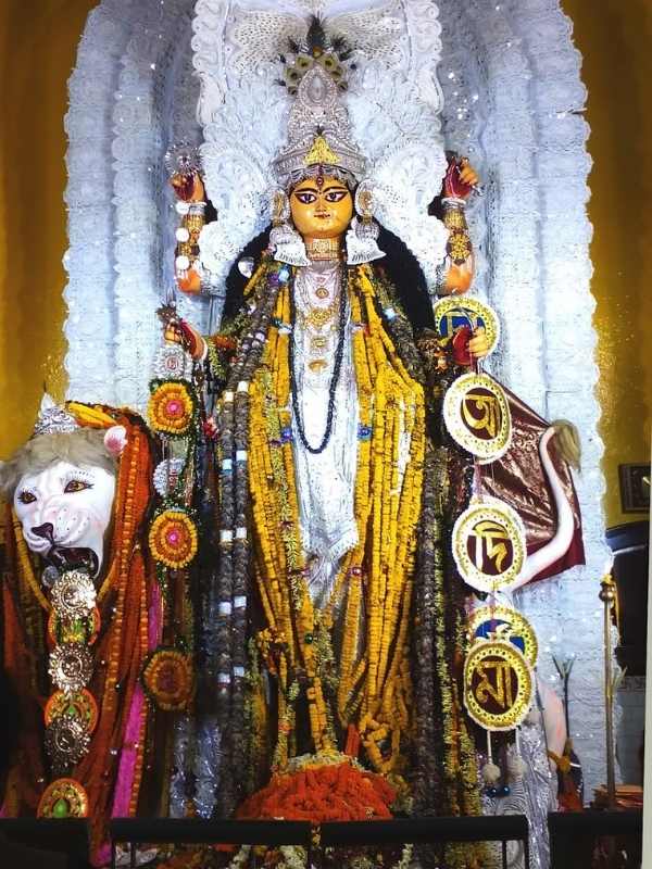 যদিও এ কাহিনি নিয়ে মতান্তর আছে। কারণ, ইন্দ্রনারায়ণের মৃত্যু হয়েছিল ১৭৫৬ সালে। আর ১৭৫৬-এ কৃষ্ণনগরে  জগদ্ধাত্রী পুজোর প্রচলন আদৌ হয়েছিল কি না, তা নিয়ে যথেষ্ট দ্বিমত আছে গবেষকদের মধ্যেই।