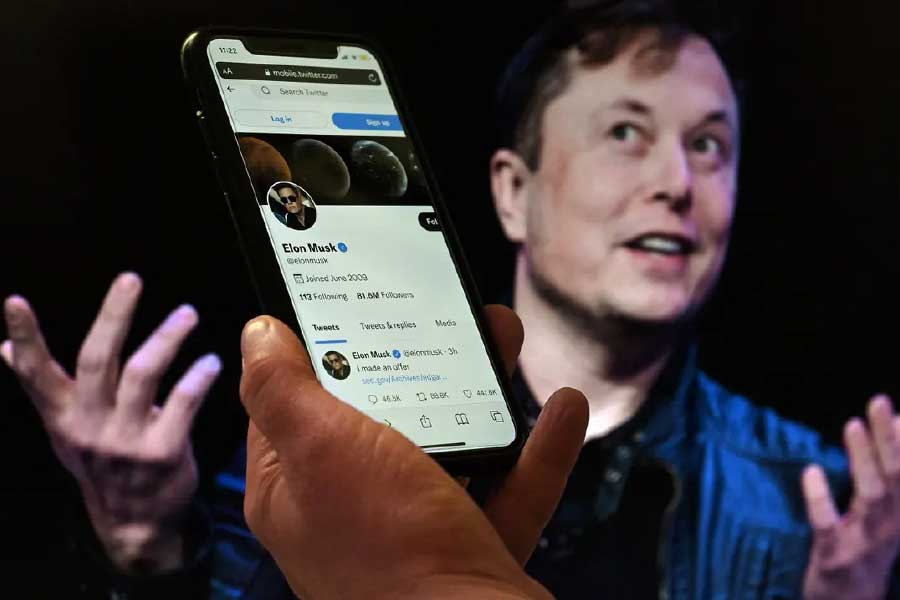 গত এপ্রিল মাসে ৪ হাজার ৪০০ কোটি ডলার ব্যয়ে টুইটার কেনার কথা ঘোষণা করেছিলেন ইলন। পরাগ-সহ টুইটারের শীর্ষ আধিকারিকদের যে বরখাস্ত করবেন ইলন, এই জল্পনা গত কয়েক মাস ধরেই চলছিল।