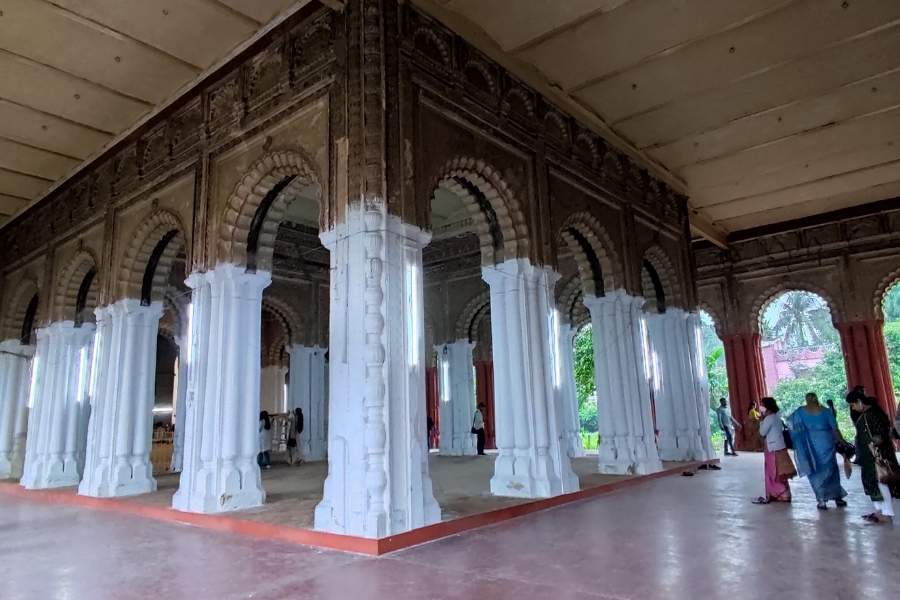 কৃষ্ণনগর রাজবাড়ির মতে, এই পুজোটি মহারাজ কৃষ্ণচন্দ্র রায় (১৭১০ খৃষ্টাব্দ) শুরু করেছিলেন। তিনি নাকি কোনও এক কারণে দুর্গা পুজোর সময়ে তৎকালীন নবাবের হাতে বন্দি হন।