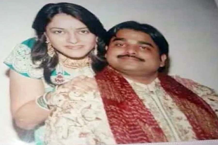 ১৯৯৯-এ হানিপ্রীত ওরফে রুহদি ওরফে প্রিয়ঙ্কার সঙ্গে বিয়ে হয় বিশ্বাস গুপ্তের। ১১ বছর সুখে দাম্পত্য করার পর আচমকাই দম্পতির জীবনে আবির্ভাব হয় রাম রহিমের। প্রিয়ঙ্কা যতই রাম রহিমের কাছাকাছি আসতে থাকেন, ততই দূরত্ব বাড়তে থাকে স্বামী বিশ্বাসের সঙ্গে। 