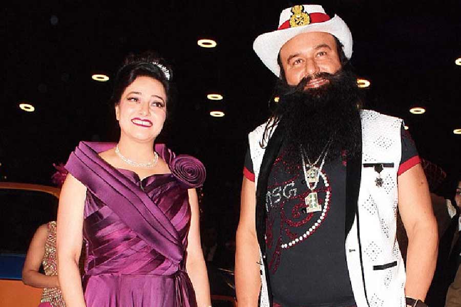 বিয়ের এক দশক এক বছর পর শ্বশুরবাড়ি ছেড়ে বেরিয়ে আসেন হানিপ্রীত। পাকাপাকি ভাবে থাকতে শুরু করেন রাম রহিমের সঙ্গে। নিজের পরিচয় দিতে শুরু করেন, রাম রহিমের পালিত কন্যা হিসেবে। কিন্তু সত্যিই কি তাই? 