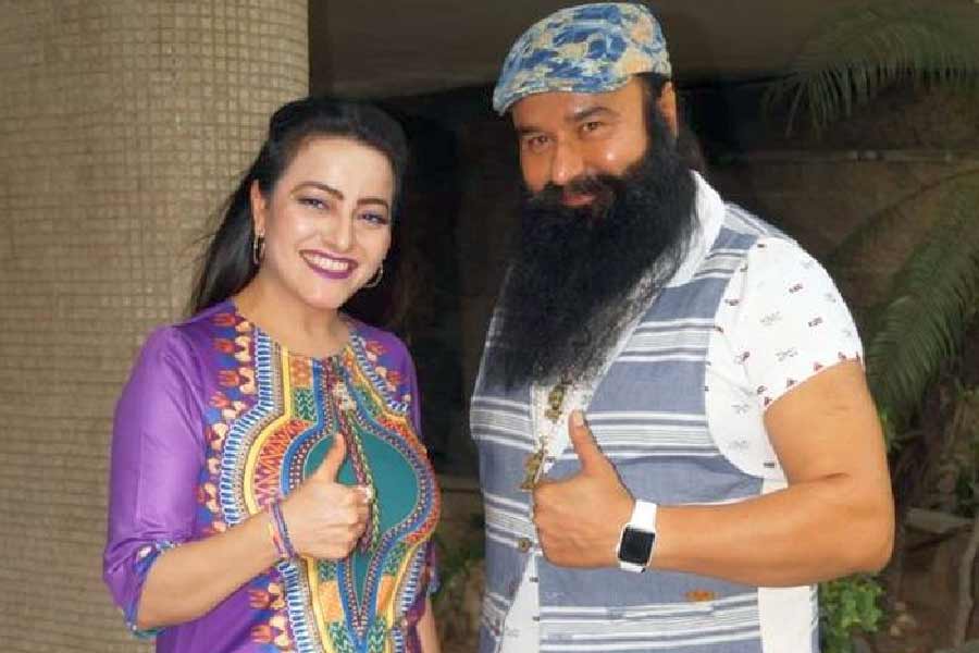 বিশ্বাসের অভিযোগ ছিল, ২০১১-তে তিনি হাতেনাতে ধরে ফেলেছিলেন হানিপ্রীতকে। কী হয়েছিল সে দিন? বিশ্বাস জানিয়েছিলেন, ‘‘আমি রাম রহিমের গুহায় গিয়েছিলাম। আমি তখনই ওদের দু’জনকে যৌনতায় লিপ্ত হতে দেখে ফেলি। আমি যে জেনে ফেলেছি, সেটা জানার পর প্রিয়ঙ্কা (হানিপ্রীত) ও রাম রহিম দু’জনে মিলে আমাকে হুমকি দেন। বলা হয়, জানাজানি হলে আমার পরিবারকে খতম করে দেওয়া হবে। এর পরই আমি ডেরা ছেড়ে পালিয়ে আসি।’’