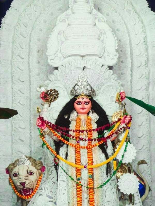 সময়কাল নিয়ে মতভেদ থাকলেও ধরা হয় এই পুজো শুরু সর্বপ্রথম কৃষ্ণনগরে। এর পরে চন্দননগর বা অন্যান্য স্থানে জগদ্ধাত্রীপুজোর প্রচলন হয়।