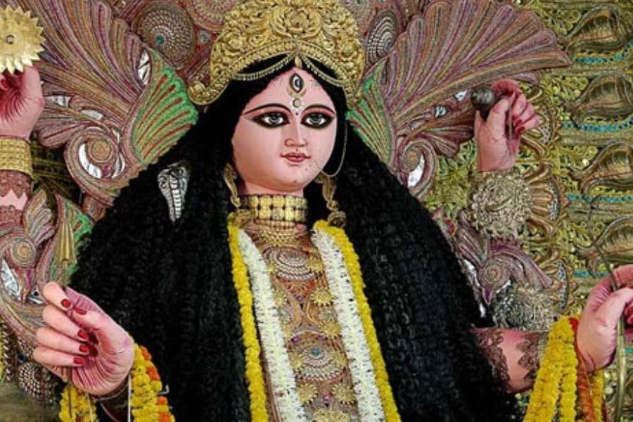 চন্দননগরের লক্ষ্মীগঞ্জ কাপড়পট্টির জগদ্ধাত্রী পুজো  এখানকার দ্বিতীয় প্রাচীনতম পুজো। কথিত, ১৭৬৮ সালে চাউলপট্টির চাল ব্যবসায়ীদের সঙ্গে মতের অমিল হওয়ায় কাপড় ব্যবসায়ী শ্রীধর বন্দ্যোপাধ্যায় (মতান্তরে শশধর) রীতিমতো চাঁদা তুলে নাকি এই পুজোর প্রবর্তন করেছিলেন। এই অঞ্চলের উল্লেখযোগ্য পুজোগুলির মধ্যে রয়েছে লক্ষ্মীগঞ্জ চৌমাথা ও লক্ষ্মীগঞ্জ বাজারের পুজোও।