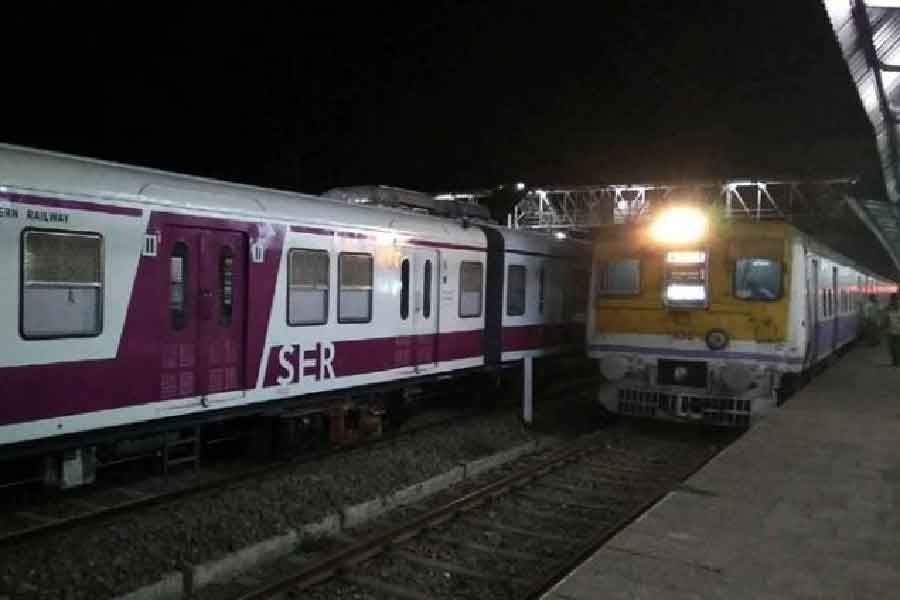 হাওড়া-খড়্গপুর শাখায় বিকেল ৪টে থেকে ট্রেন চলাচল বন্ধ, তার ছিঁড়ে বিপত্তি ওভারহেড