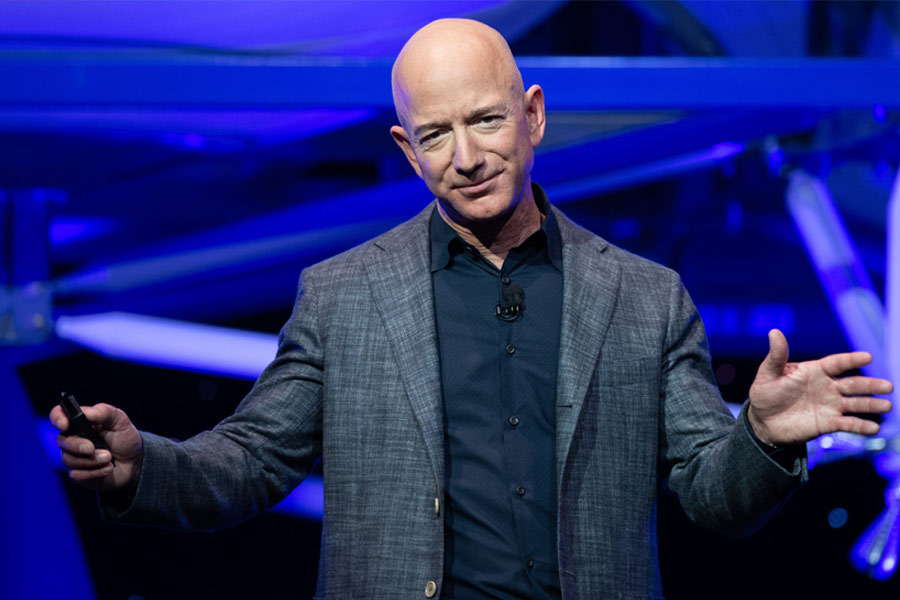 আমাজ়ন কর্ণধার জেফ বেজ়োসের সম্পত্তির পরিমাণ ১৩ হাজার ৪০০ কোটি ডলার (ভারতীয় মুদ্রায় ১১ লক্ষ কোটি টাকা)। শুক্রবার আমাজ়নের শেয়ার পড়েছে ৭ শতাংশ। বেজ়োস এবং মাস্ক সম্মিলিত ভাবে চলতি বছরে ৫ হাজার ৮০০ কোটি ডলারের (ভারতীয় মুদ্রায় প্রায় ৪ লক্ষ ৭৮ হাজার কোটি টাকা) সম্পত্তি হারিয়েছেন। 