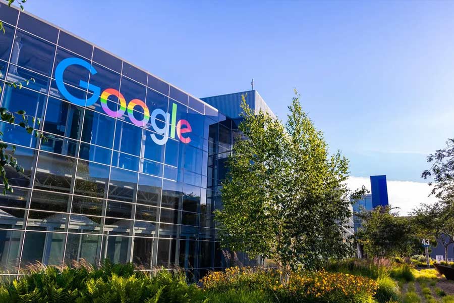 গুগলের মূল সংস্থা অ্যালফাবেট আইএনসির প্রতিষ্ঠাতা ল্যারি পেজ এবং সারজারি ব্রিন যৌথ ভাবে বিশ্বের ধনীতম ব্যক্তিদের তালিকায় প্রথম দশের মধ্যেই রয়েছেন। চলতি বছরে তাঁদের প্রত্যেকের ৪ হাজার কোটি ডলার (ভারতীয় মুদ্রায় প্রায় ৩ লক্ষ ৩০ হাজার কোটি টাকা) করে ক্ষতি হয়েছে। 