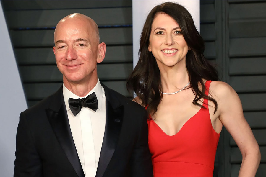 এই মুহূর্তে বিশ্বের ধনীতম ব্যক্তিদের তালিকায় প্রথম কুড়ির মধ্যে রয়েছেন এক জন মাত্র মহিলা। তিনি জেফ বেজ়োসের প্রাক্তন স্ত্রী ম্যাককেনজ়ি স্কট। আমাজন গড়ে তোলায় বেজ়োসের পাশাপাশি তাঁরও অবদান রয়েছে। এ বছর তাঁর সম্পত্তিতে ২ হাজার ৯০০ কোটি ডলারের (ভারতীয় মুদ্রায় প্রায় ২ লক্ষ ৩৮ হাজার কোটি টাকা) বেশি ঘাটতি দেখা দিয়েছে। তবে অনেক ক্ষেত্রেই স্কট বিভিন্ন প্রতিষ্ঠান ও ত্রাণশিবিরে দান করেছেন।