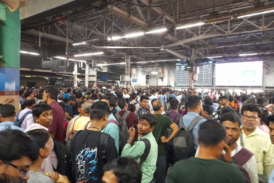 তখন হাওড়া স্টেশনে ট্রেনের অপেক্ষায় যাত্রীরা।