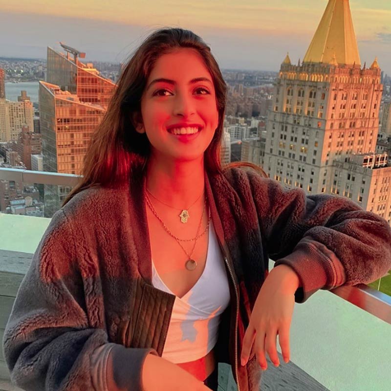 নব্যা নভেলি নন্দা সম্প্রতি বচ্চন পরিবারের সদস্যদের সঙ্গে পডকাস্ট শোগুলি করে বেশ চর্চায় রয়েছে। নব্যা সম্পর্কে ‘বিগ বি’ অমিতাভ বচ্চনের নাতনি। অমিতাভ-কন্যা শ্বেতার মেয়ে তিনি।