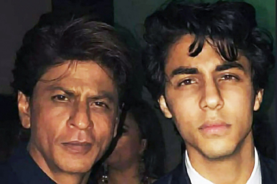 শাহরুখ-পুত্র আরিয়ান খানও কোনও অংশে কম যান না। বলিপাড়ার অধিকাংশ মনে করেন, আরিয়ান নাকি অবিকল তাঁর বাবার মতো দেখতে। 