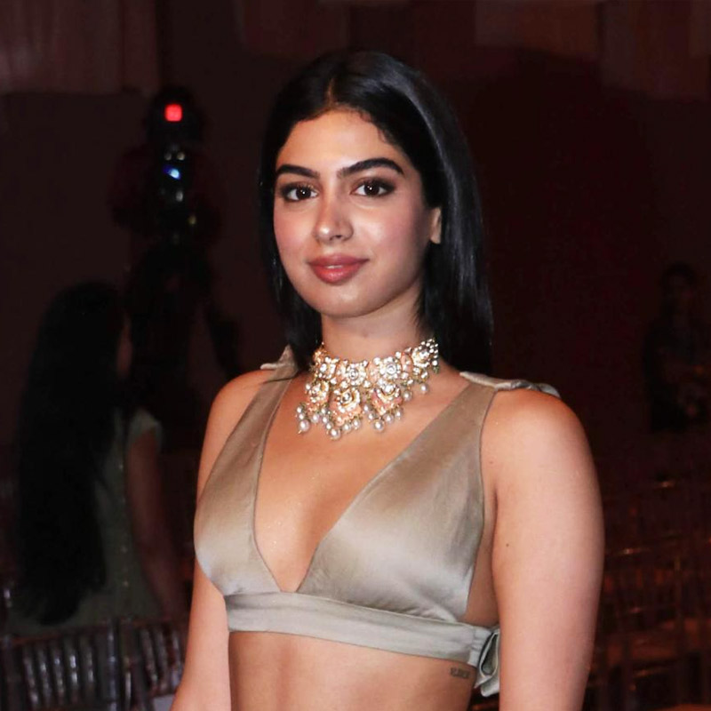 অভিনয়জগতে আসার আগে সমাজমাধ্যমে বেশ জনপ্রিয় হয়ে উঠেছেন তিনি। 