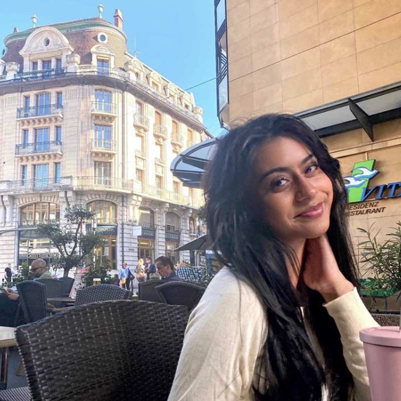 এমনকি, নায়সা নিজেও সমাজমাধ্যমে একটি নিজস্বী পোস্ট করেন। এই শোকের আবহে পার্লারে যাওয়ার মতো মানসিক অবস্থা কী ভাবে হয় তা নিয়ে কটাক্ষের শিকার হন নায়সা।