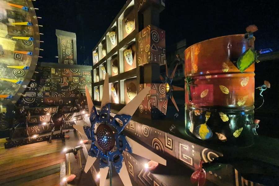 যন্ত্র চালানোর সৃজনশীলতা হল এমন কারিগরদের নিজস্ব পরিচয়। তাদের জিয়ন কাঠি যেমন রাজমিস্ত্রির কর্ণিক, কামারের হাতুড়ি, কৃষকদের কোদাল- সে সব দিয়েই সাজানো হয়েছে মণ্ডপ। 