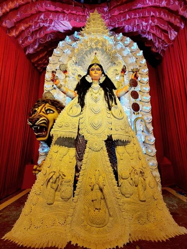 এর পাশাপাশি রয়েছে সমাজসেবামূলক কাজও। এ বছর দুর্গাপুজোয় এই ক্লাব ১৮০ জন অনাথ আবাসিকের হাতে খাবার ও শিক্ষা সামগ্রী তুলে দিয়েছিল। শনিবার ফের জগদ্ধাত্রী পুজো উপলক্ষে তাদের হাতে তুলে দেওয়া হয় খাদ্য সামগ্রী। 