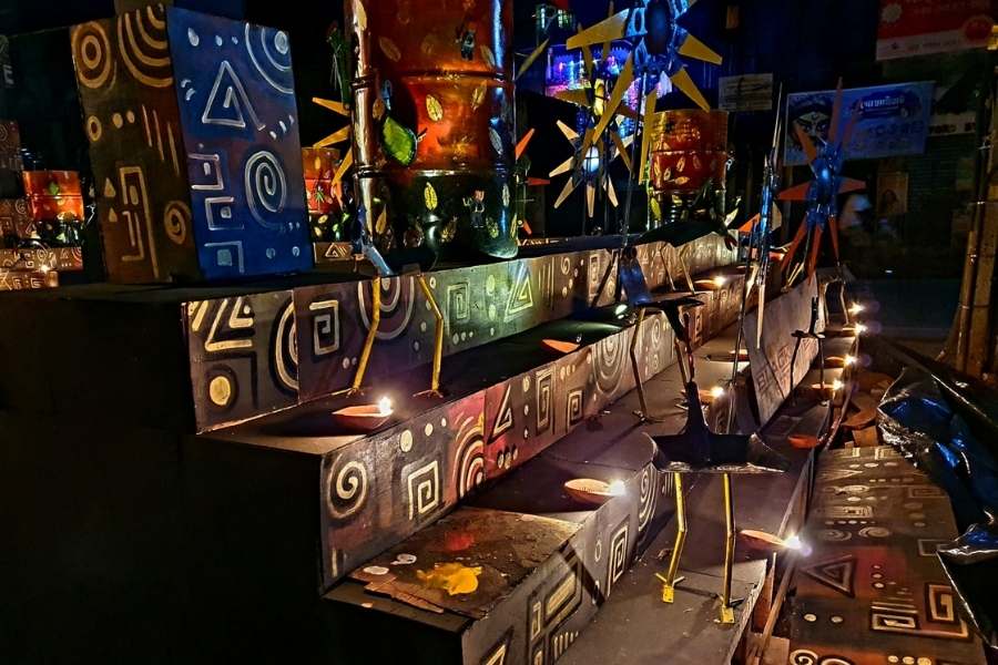 প্রায় দুশো বছরের ঐতিহ্যবাহী অশ্বত্থ  গাছের নীচে বাবা পঞ্চানন মন্দির। তার নামেই এই বোড় পঞ্চাননতলা সর্বজনীন। সম্পাদকের কথায়, "চন্দননগরে ১৪১তম বর্ষের সর্বপ্রাচীন বারোয়ারী দুর্গোৎসব। তার সঙ্গেই ৪৯ বর্ষের জগদ্ধাত্রীর মহোৎসব ও সমান্তরালভাবে নিষ্ঠার সঙ্গেই পালন করে চলেছে আমাদের ক্লাব।”