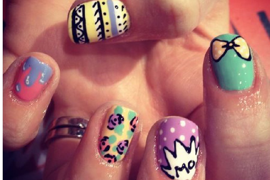 স্নিগ্ধ সবুজকে নাটকীয় রূপ দিতে, তার সঙ্গে মিলিয়ে নিন অভ্র দেওয়া নীল।