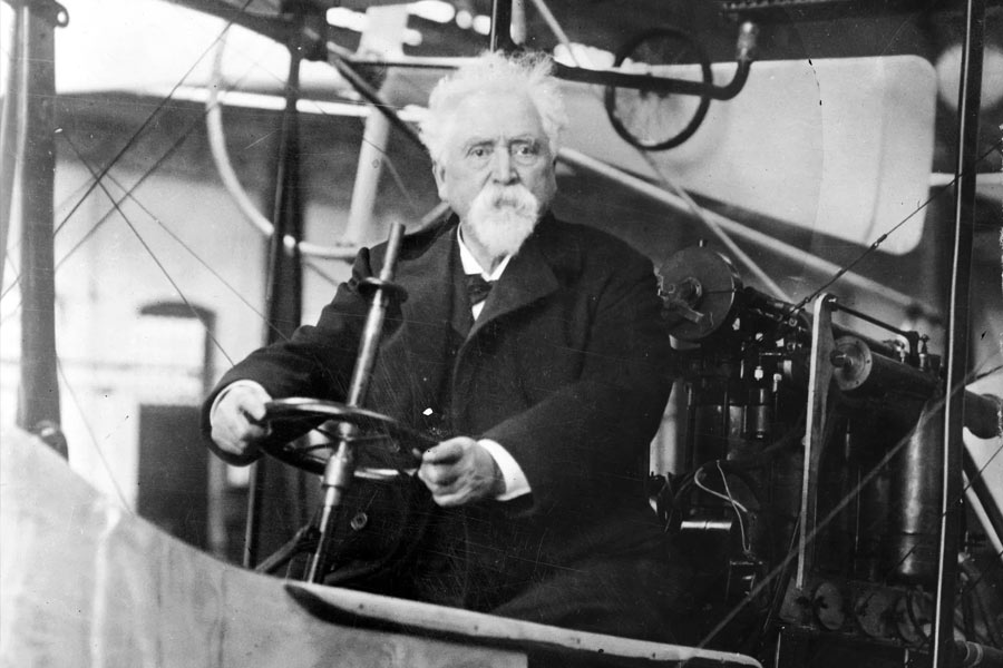 হিরাম স্টিভেনস্‌ ম্যাক্সিম। এক ব্রিটিশ বংশোদ্ভূত আমেরিকার বিজ্ঞানী। প্রথম বহনযোগ্য সম্পূর্ণ স্বয়ংক্রিয় মেশিনগান তৈরি করেন তিনিই। এ ছাড়াও জীবদ্দশায় বহু আবিষ্কারের কৃতিত্ব রয়েছে ম্যাক্সিমের।