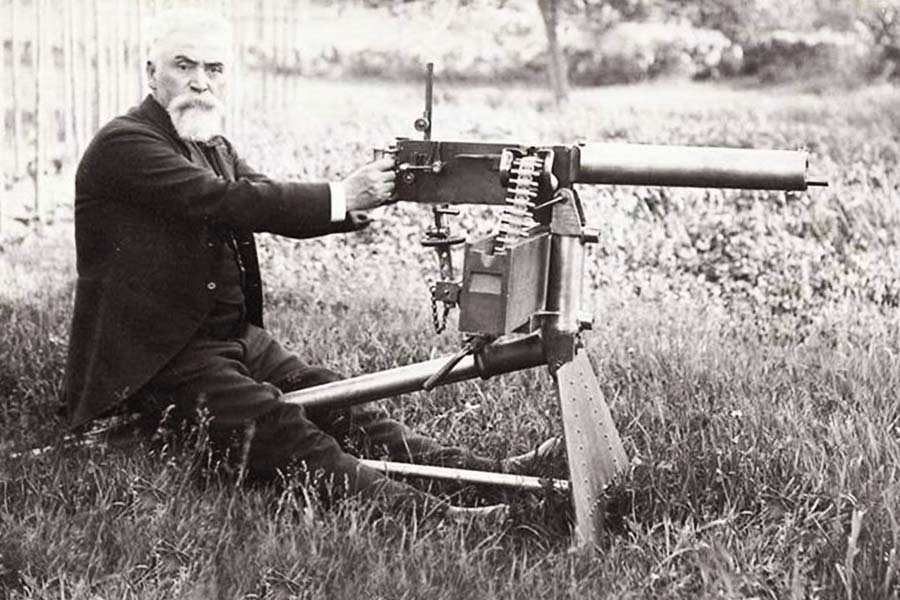 শুধু মেশিনগান নয়, আরও অনেক আধুনিক যন্ত্রের আবিষ্কর্তা ছিলেন ম্যাক্সিম। তিনি হেয়ার কার্লিং আয়রন, ইঁদুর ধরার কল এবং বাষ্প পাম্পের মতো যন্ত্রও তৈরি করেছিলেন।