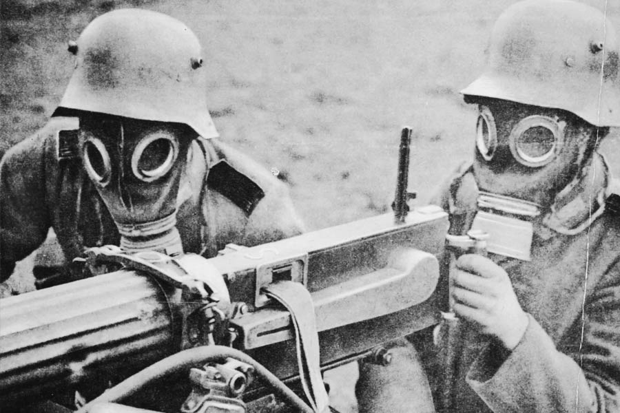 ১৮৮১ সালে প্যারিসে একটি বৈদ্যুতিক যন্ত্রের প্রদর্শনীতে গিয়েছিলেন ম্যাক্সিম। তিনি পরে জানিয়েছিলেন সেই প্রদর্শনীতে তাঁকে এক ব্যক্তি বলেন, ‘‘আপনি যদি প্রচুর অর্থ উপার্জন করতে চান তা হলে এমন কিছু আবিষ্কার করুন, যা দিয়ে ইউরোপীয়রা একে অপরকে  মারতে উদ্যত হবে।’’