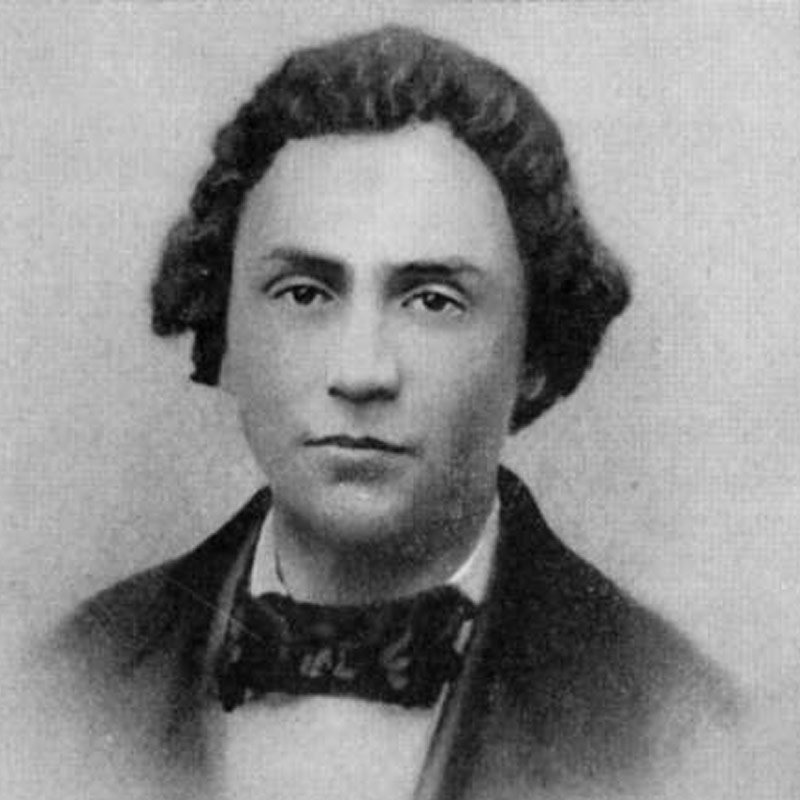 ওই বছরই ম্যাক্সিম ইংল্যান্ড চলে যান। সেখানে তিনি ব্রিটেনের আদবকায়দা শিখে নিজেকে পুরোদস্তুর ব্রিটিশ নাগরিকে পরিণত করেন। 