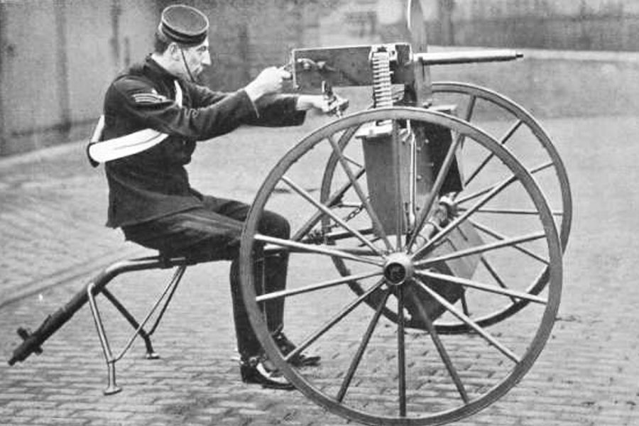 ব্রিটেনে থাকাকালীন ম্যাক্সিম ঠিক করেন, তিনি এমন কিছু আবিষ্কার করবেন যা সারা বিশ্বের সামরিক ইতিহাসের রূপ বদলে দেবে। এর পরই স্বয়ংক্রিয় মেশিনগান তৈরির কাজে হাত লাগান ম্যাক্সিম।