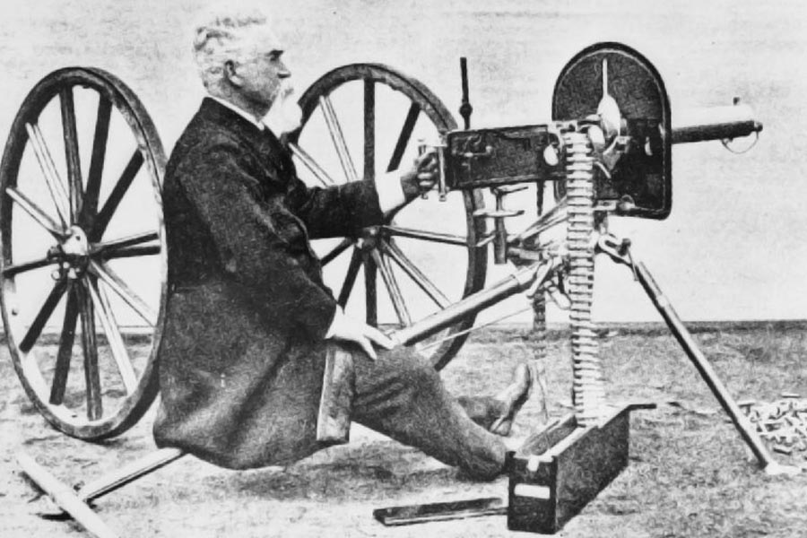 কয়েক বছর ধরে চলে পরীক্ষা-নিরীক্ষা। ১৮৮৫ সালে ব্রিটিশ সেনাবাহিনীর হাতে বিশ্বের প্রথম স্বয়ংক্রিয় এবং বহনযোগ্য মেশিনগান তুলে দেন তিনি।