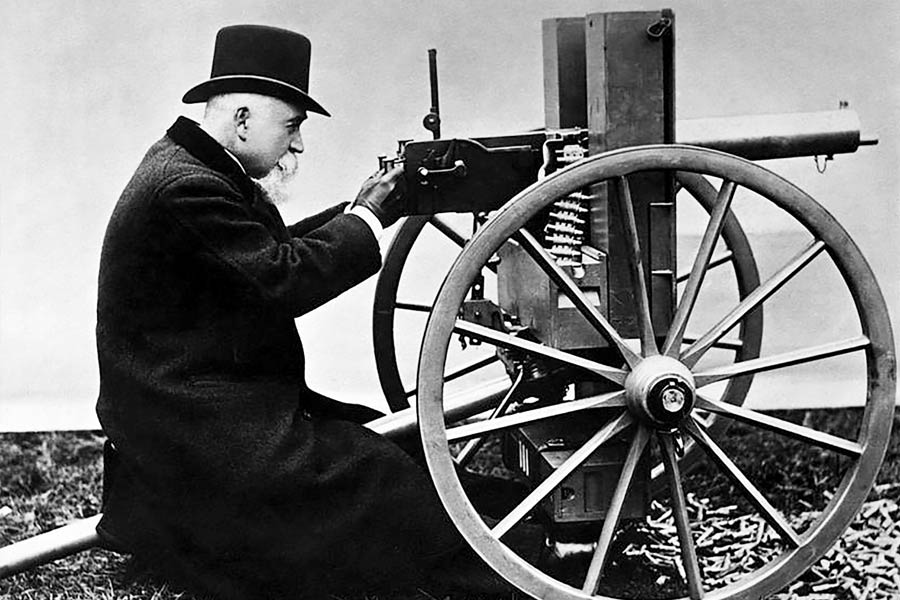 ম্যাক্সিম দেখেছিলেন বন্দুক থেকে গুলি ছোড়ার পর কার্তুজের খোল ছিটকে বেরিয়ে যায়। একে বলে গুলির ‘রিকয়েল’ শক্তি। এই শক্তিকে কাজে লাগিয়েই মেশিনগান তৈরি করেছিলেন ম্যাক্সিম।