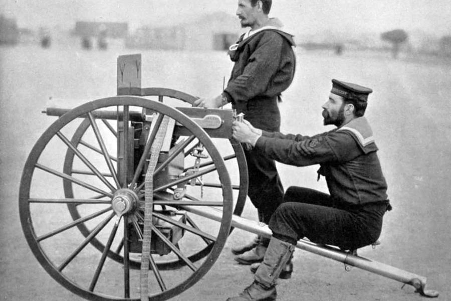 ওই শক্তিকে তিনি এমন ভাবে কাজে লাগান,  যাতে একটি কার্তুজের খোল বাইরে বেরিয়ে আসার পর পরবর্তী কার্তুজ নিজে থেকেই বন্দুকে ঢুকে যায়। এর জন্য তিনি কার্তুজের তৈরি বেল্টও তৈরি করেন।