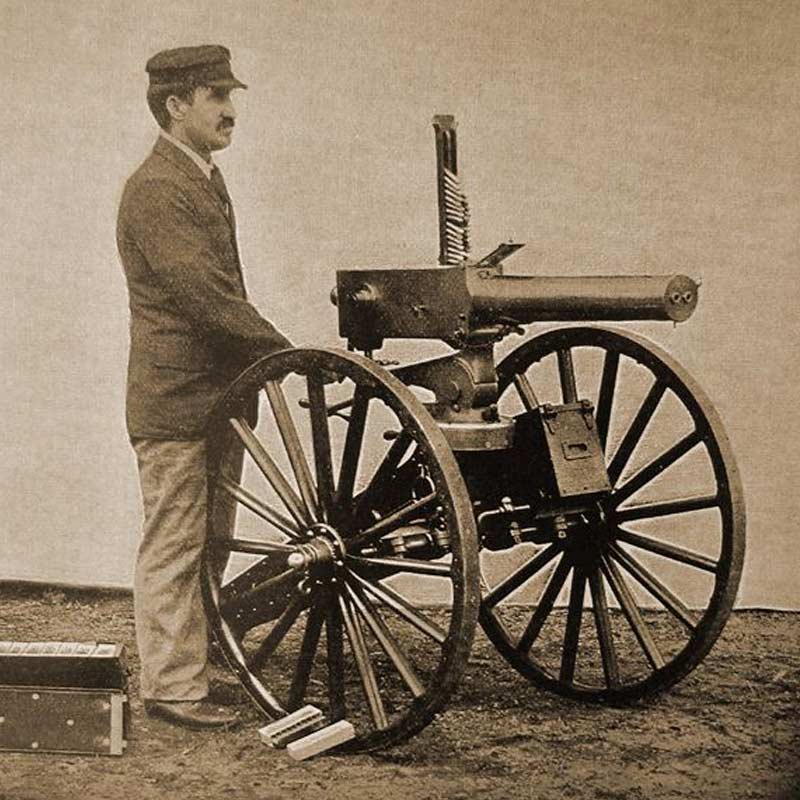 ব্রিটেন-সহ বহু দেশের সামরিক বাহিনীকে আরও শক্তিশালী করলেও মেশিনগানের আওয়াজ ছিল বিকট। সারা জীবন সেই আওয়াজের মধ্যে কাজ করতে করতে বধির হয়ে যান ম্যাক্সিম।