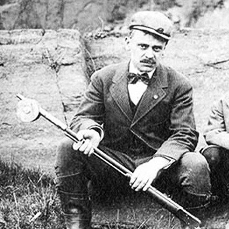 বাবার শ্রবণশক্তি হারিয়ে যাওয়ায় গভীর ব্যথা পেয়েছিলেন ম্যাক্সিমের ছেলে পার্সি ম্যাক্সিম।  মেশিনগানের জন্য বাবা শ্রবণশক্তি হারিয়েছিলেন বাবা। তাই পার্সি ঠিক করেন এমন বন্দুক তৈরি করবেন, যা চালালেও কোনও আওয়াজ বার হবে না।