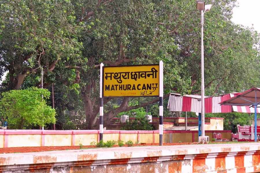 লড়াইয়ের শুরু ১৯৯৯ সালের ২৫ ডিসেম্বর। মথুরা ক্যান্টনমেন্ট স্টেশনে টিকিট কাটতে গিয়ে অদ্ভুত এক পরিস্থিতির মুখে পড়েন আইনজীবী তুঙ্গনাথ।