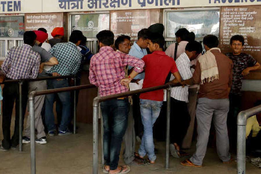 টিকিট কাউন্টারে ছিলেন যে রেলকর্মী, তাঁকে ১০০ টাকার নোট দিয়েছিলেন তুঙ্গনাথ। কিন্তু সেই কর্মী ৩০ টাকার পরিবর্তে ১০ টাকার একটি নোট ফেরত দেন তুঙ্গনাথকে।