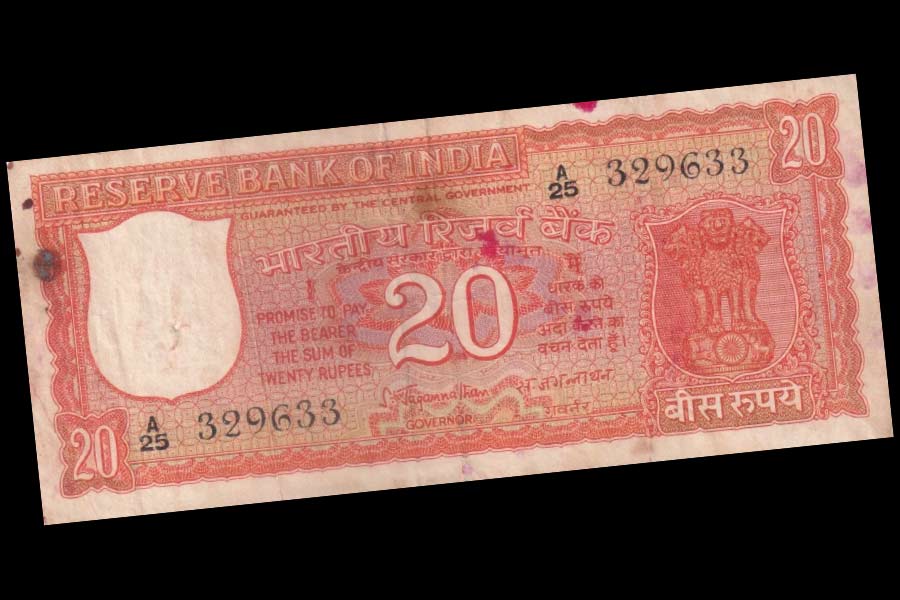 তুঙ্গনাথের অভিযোগ, টিকিটের দাম বাবদ অতিরিক্ত ২০ টাকা নিয়েছিলেন রেলকর্মী। সে কথা জানিয়ে টাকা ফেরত চাইলেও তা পাননি আইনজীবী। রেলকর্মী সেই টাকা দিতে অস্বীকার করেন।