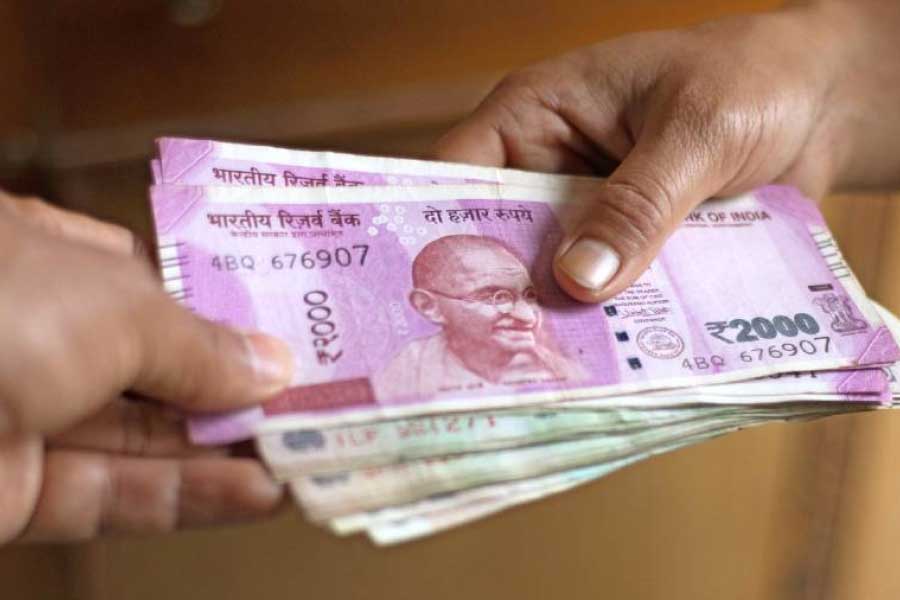 জেলা ক্রেতা সুরক্ষা আদালতের প্রেসিডেন্ট নবনীত কুমার নির্দেশ দিয়েছেন, ৩০ দিনের মধ্যে ২০ টাকা ফেরত দিতে হবে তুঙ্গনাথকে। তার সঙ্গে ১৯৯৯ থেকে ২০২২ সাল পর্যন্ত প্রতি বছর ১২ শতাংশ হারে সুদও মেটাতে হবে ভারতীয় রেলকে। তা ছাড়া মামলার খরচ এবং তা চলার সময় তুঙ্গনাথের যে মানসিক চাপ গিয়েছে, তার জন্য ১৫ হাজার টাকা ক্ষতিপূরণ দিতে হবে রেলকে।