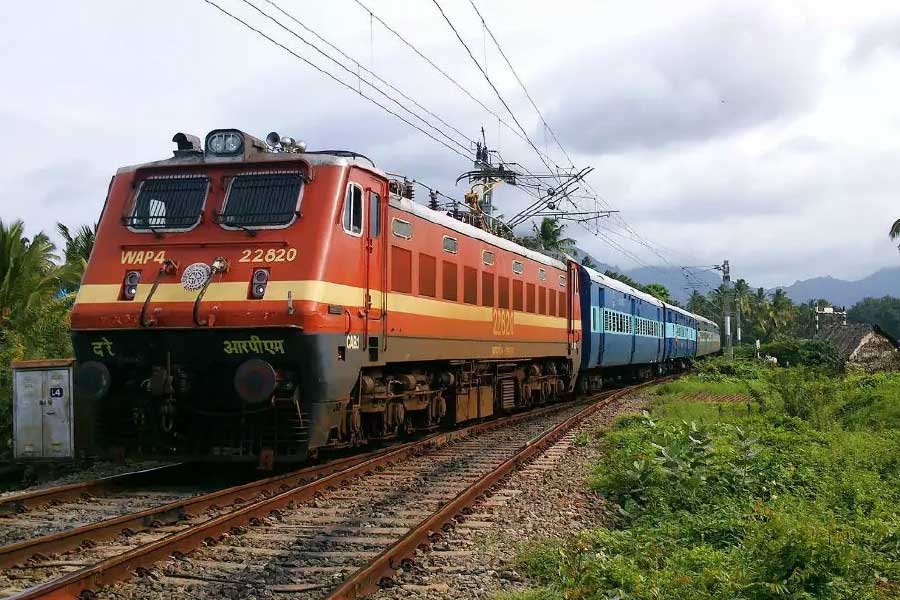 জেলা ক্রেতা সুরক্ষা আদালতের প্রেসিডেন্ট নবনীত কুমার নির্দেশ দিয়েছেন, ৩০ দিনের মধ্যে ২০ টাকা ফেরত দিতে হবে তুঙ্গনাথকে। তার সঙ্গে ১৯৯৯ থেকে ২০২২ সাল পর্যন্ত প্রতি বছর ১২ শতাংশ হারে সুদও মেটাতে হবে ভারতীয় রেলকে। তা ছাড়া মামলার খরচ এবং তা চলার সময় তুঙ্গনাথের যে মানসিক চাপ গিয়েছে, তার জন্য ১৫ হাজার টাকা ক্ষতিপূরণ দিতে হবে রেলকে।