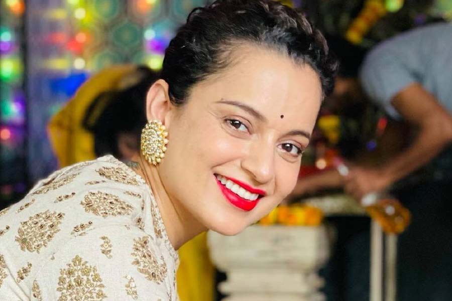 তবে ছবির দুনিয়া ছেড়ে এখনই পুরোপুরি রাজনীতি নয় বলে জানাচ্ছেন কঙ্গনা। তার মধ্যে তাঁর রাজনীতিতে যোগদানের সম্ভাবনা রয়েছে বলে নিজেই জানান কঙ্গনা। তবে তাঁর ‘শর্ত’ নিজের বাসস্থান যেখানে, সেখান থেকে লোকসভা ভোটে লড়বেন। হিমাচল প্রদেশে বিজেপির হয়ে প্রচারে দেখা যাবে কি? তা পরিষ্কার করেননি কঙ্গনা।