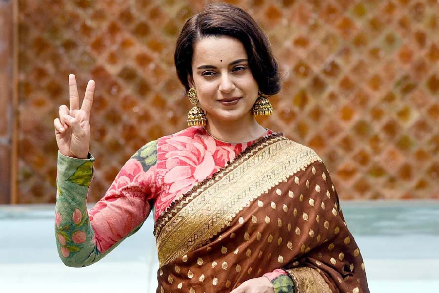 কঙ্গনার নতুন ছবির নাম ‘এমার্জেন্সি’। ছবিতে ভারতের প্রাক্তন প্রয়াত প্রধানমন্ত্রী ইন্দিরা গান্ধীর ভূমিকায় অভিনয় করছেন কঙ্গনা। ছবিতে রয়েছেন অনুপম খের। তিনি জেপি নারায়ণের ভূমিকায় অভিনয় করছেন। এ ছাড়া বিভিন্ন ভূমিকায় অভিনয় করছেন মহিমা চৌধুরি, শ্রেয়স তালপাড়ে, মিলিন্দ সোমন। ‘এমার্জেন্সি’ চিত্রনাট্য লিখেছেন এবং পরিচালনা করেছেন কঙ্গনা।