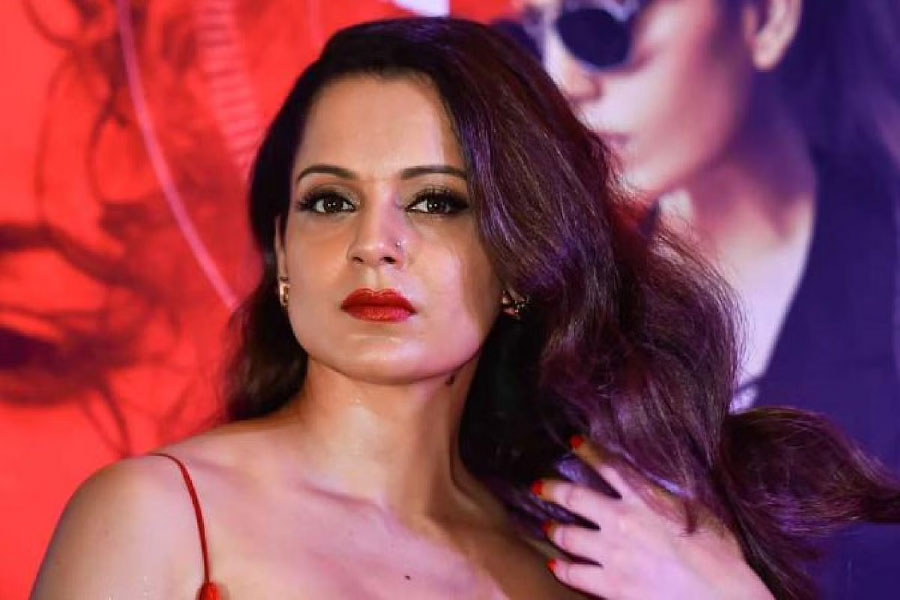 ১৭ সেপ্টেম্বর প্রধানমন্ত্রী নরেন্দ্র মোদীর ৭২তম জন্মদিনে শুভেচ্ছা জানান কঙ্গনা। শুভেচ্ছাবার্তা ছিল মোদী-বন্দনায় ভরপুর। কঙ্গনা জানিয়ে দেন, মোদীই এই গ্রহের সবচেয়ে প্রভাবশালী পুরুষ। শুধু তাই নয়, কঙ্গনার কথায়, ‘রাম, কৃষ্ণ, গান্ধীর মতো মোদীও অমর হয়ে থাকবেন।’  মোদীকে ‘অবতার’। তাই মোদীর দলে কঙ্গনা যোগ দেবেন, এতে বিস্ময়ের কিছু নেই।