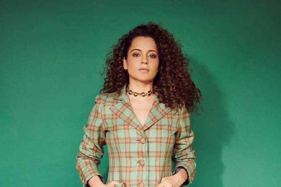 বার বার টুইটারে ‘আপত্তিকর’ পোস্ট করায় কঙ্গনাকে নিষিদ্ধ করে দেয় মাইক্রোব্লগিং সাইট। গত মে মাসে টুইটার থেকে ‘নির্বাসিত’ হয়ে অন্যান্য সমাজমাধ্যমে সোচ্চার হন টুইটার। 