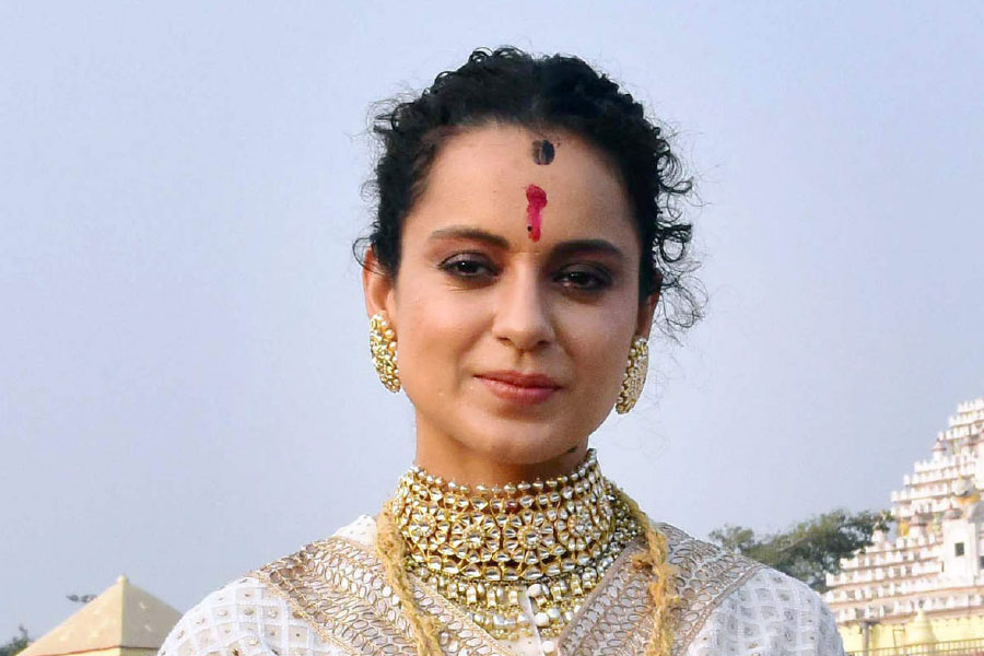 পরে সেই মণিকর্ণিকা অভিনেত্রীকে ওয়াই প্লাস ক্যাটাগরির নিরাপত্তা দিয়েছে মোদী সরকার। যদিও এক জন অভিনেত্রীকে কেন ওয়াই প্লাস ক্যাটাগরির নিরাপত্তা দেওয়া হচ্ছে, এ নিয়ে বিজেপি সরকারকে একহাত নেয় বিরোধীরা।