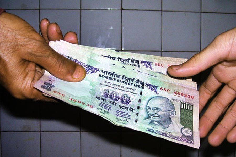 পিয়ন থেকে ছাপোষা কেরানি— আদালত চত্বরে লোকচক্ষুর সামনেই অবাধে ঘুষ দেওয়া-নেওয়া চলছে। এমনকি, বাদ পড়েনি আদালতকক্ষের অন্দরও। ২০১৭ সালের এক নভেম্বরের সন্ধ্যায় টেলিভিশনের পর্দায় ভেসে উঠেছিল পটনা দেওয়ানি আদালতের কর্মীদের এ হেন কীর্তি।