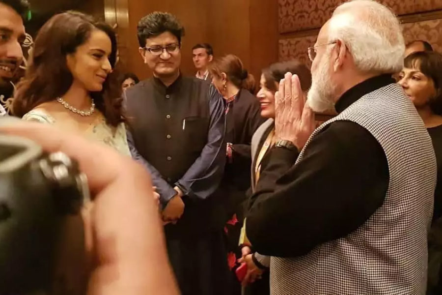 সেই অভিনেত্রীই আবার বিজেপির একনিষ্ঠ সমর্থক। আরও পরিষ্কার করে বললে প্রধানমন্ত্রী নরেন্দ্র মোদীর সমর্থক তিনি। সেই কঙ্গনার বিরুদ্ধে ধর্মীয় বিভেদ ছড়ানোর অভিযোগে এফআইআর দায়ের হয়েছে। সুশান্ত সিংহ রাজপুত মৃত্যু মামলায় মুম্বই পুলিশের বিরুদ্ধে মর্যাদাহানিকর মন্তব্য করার অভিযোগেও কঙ্গনার বিরুদ্ধে মামলা দায়ের হয় আদালতে। যা নিয়ে তৎকালীন উদ্ধব ঠাকরে সরকারের বিরুদ্ধে ষড়যন্ত্রের অভিযোগ করেন কঙ্গনা। আবার পর ক্ষণেই জানান, সাভারকরের মতো জেলে যেতে রাজি তিনি।