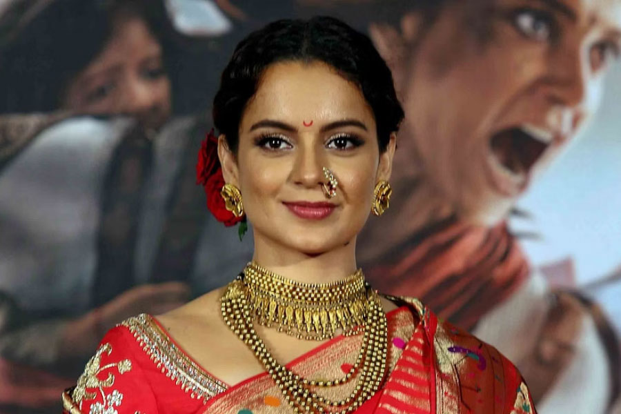 কর্ণ জোহরের বিরুদ্ধে নেপোটিজ়মের অভিযোগ করেন কঙ্গনা। হৃতিক রোশন তাঁকে দীর্ঘ মেল করে জ্বালাতন করতেন বলে অভিযোগ করেছেন। সে নিয়ে জল গড়ায় আদালত পর্যন্ত। আবার সুশান্ত সিংহ রাজপুতের অকাল মৃত্যুর পর বলিউডের ‘প্রভাবশালী’দের দায়ী করে বিতর্কে জড়িয়েছিলেন কঙ্গনা।