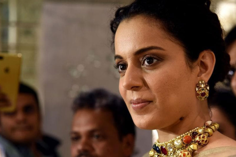 তবে শক্তিশালী অভিনেত্রী কঙ্গনার ছবি যেমন হিট ততোধিক হিট তাঁকে নিয়ে একের পর এক বিতর্ক। সিনে দুনিয়ার কেউ হোক কিংবা রাজনীতি, কারও সম্পর্কে দুমদাম বলে দিতে দু’বার ভাবেন না এই অভিনেত্রী।