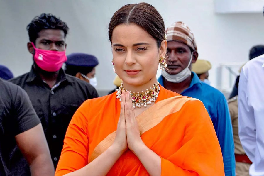 যদি বিজেপিতে যোগ দিয়েই লোকসভা ভোটের টিকিট চান কঙ্গনা, তখন? টিকিট পেয়ে যাবেন মোদী-ঘনিষ্ঠ কঙ্গনা? না কি ভাবনাচিন্তা করবে বিজেপি?