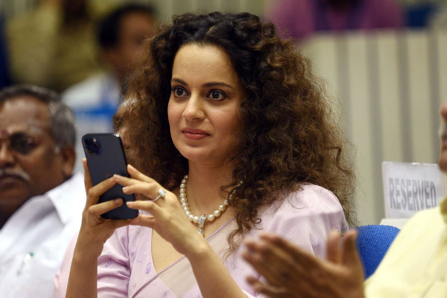 এর পর অভিনেত্রীর নাম নিয়েই নড্ডা বলেন, ‘‘কঙ্গনা রনাউতকে বিজেপিতে স্বাগত। কেউ কাজ করতে চাইলে বিজেপিতে তাঁর জন্য বড় জায়গা আছে।’’