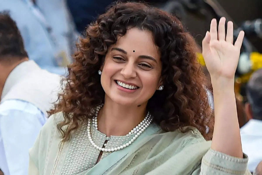 মোদী সরকারের ঘনিষ্ঠ বলেই পরিচিত ‘কুইন’ কঙ্গনা। নানা রাজনৈতিক ইস্যু নিয়ে তাঁর বক্তব্যে বিতর্ক হয়েছে বিস্তর। তবে কঙ্গনা থামেননি। সেই কঙ্গনাই সম্প্রতি সরাসরি রাজনীতিতে যোগ দেওয়ার আভাস দিয়েছেন।