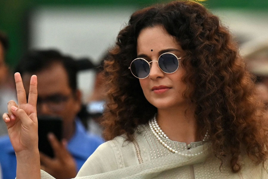 বলিউড অভিনেত্রী কঙ্গনা রানাউতকে বিজেপিতে স্বাগত জানালেন দলের সর্বভারতীয় সভাপতি জেপি নড্ডা। তবে শর্ত একটাই। সেটা হল, দলে যোগ দেওয়ার আগে কোনও শর্ত (পড়ুন ভোটের টিকিট চেয়ে) দেওয়া যাবে না।
