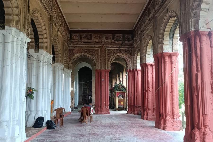 রাজবাড়ির আনাচেকানাচে আজও ছড়িয়ে ছিটিয়ে আছে ঐতিহাসিক নিদর্শন। 